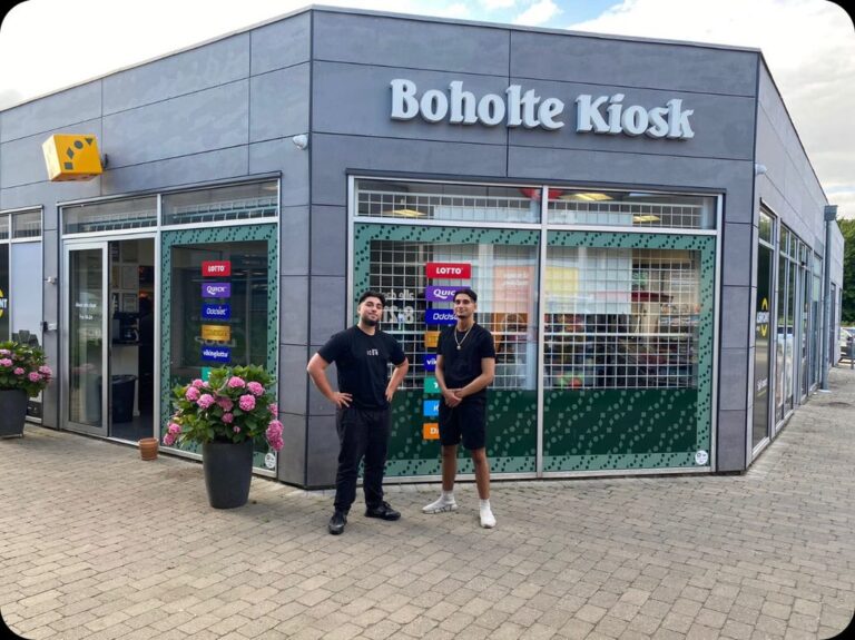 Stilren og pladsbesparende kasseløsning til Boholte Kiosk